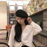 Sudadera corta con nudo en el pecho para chica estética en blanco y negro